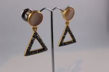 STONE EARRING